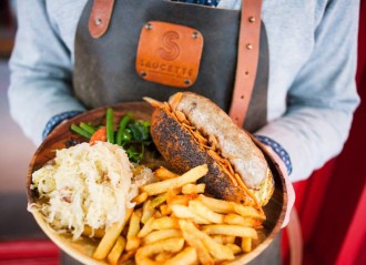Où manger une saucisse frites à Paris