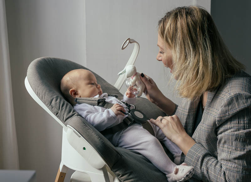 De 0 à 12 mois : comment apprendre à jouer avec un bébé ? - Les LouvesLes  Louves