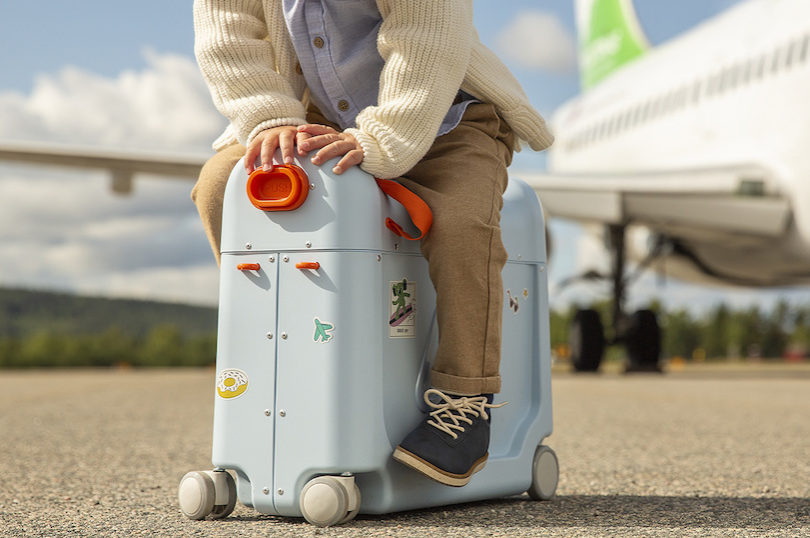 Voyager en avion avec un enfant : bien préparer son sac cabine - Les  LouvesLes Louves