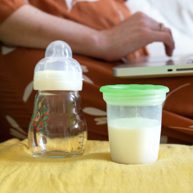 4 conseils pour tirer le lait maternel en déplacement