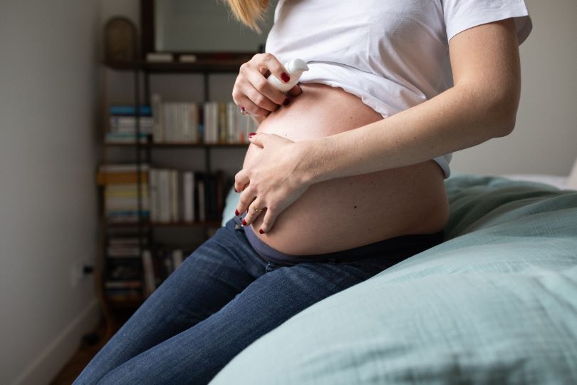 Huile anti vergetures grossesse : 3 rituels au banc d'essai