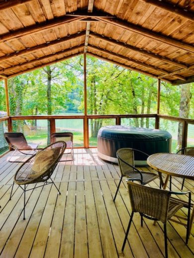 Whakalodge hébergements - cabane bobo terrasse avec jacuzzi