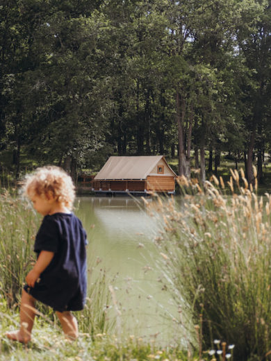 Whakalodge nature - baby devant cabane flottante