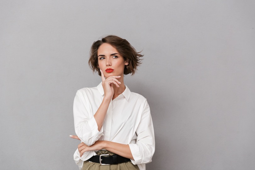 La chemise blanche pour homme : comment l’adopter dans un style féminin élégant