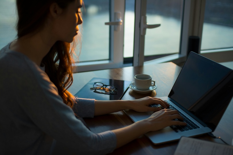 Fin de congé maternité : comment les jeunes mères vivent-elles leur retour au travail ?