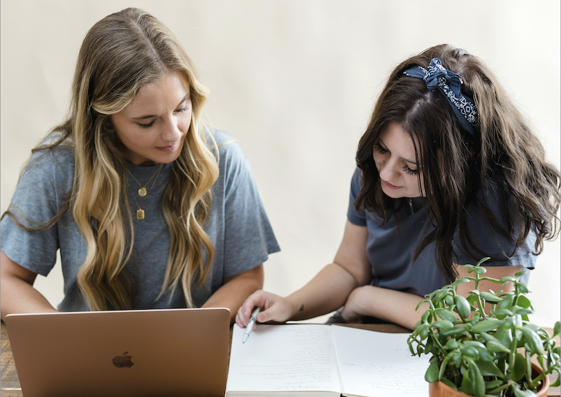 Parent d’ado : comment s’impliquer et s’organiser pour les devoirs à la maison ?