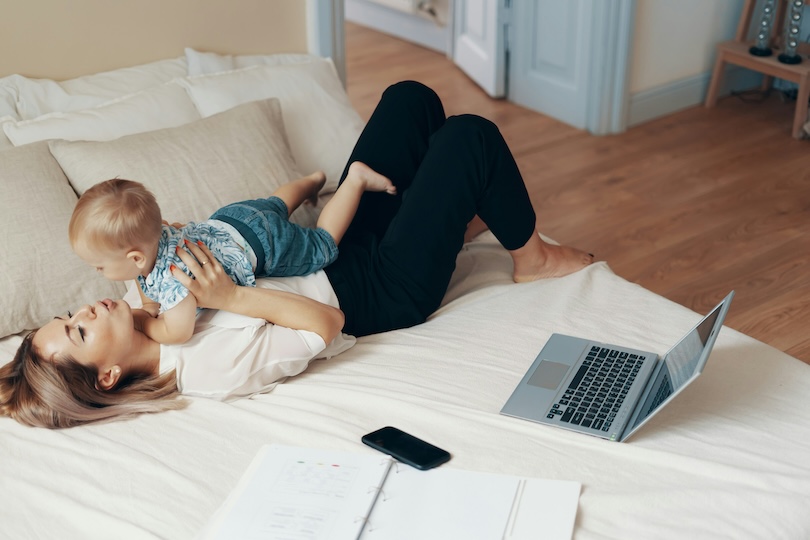 Retour de congé maternité : les bonnes pratiques en entreprise saluées par les mamans